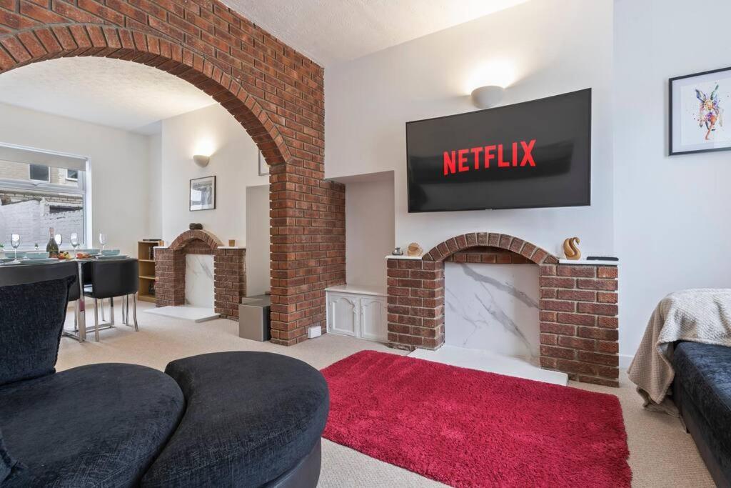 Elton House - Prime Location - Free Parking, Fast Wifi And Smart Tv By Yoko Property 雷德卡 外观 照片
